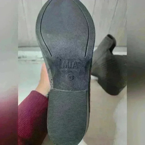 NWT Mia Gray suede ankle boots. Size 8.5 W - Picture 4 of 12